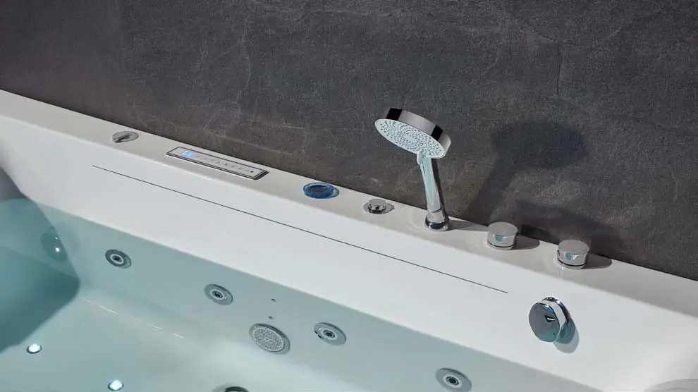 Glass-apron feature baths: Glass-window lighting detail