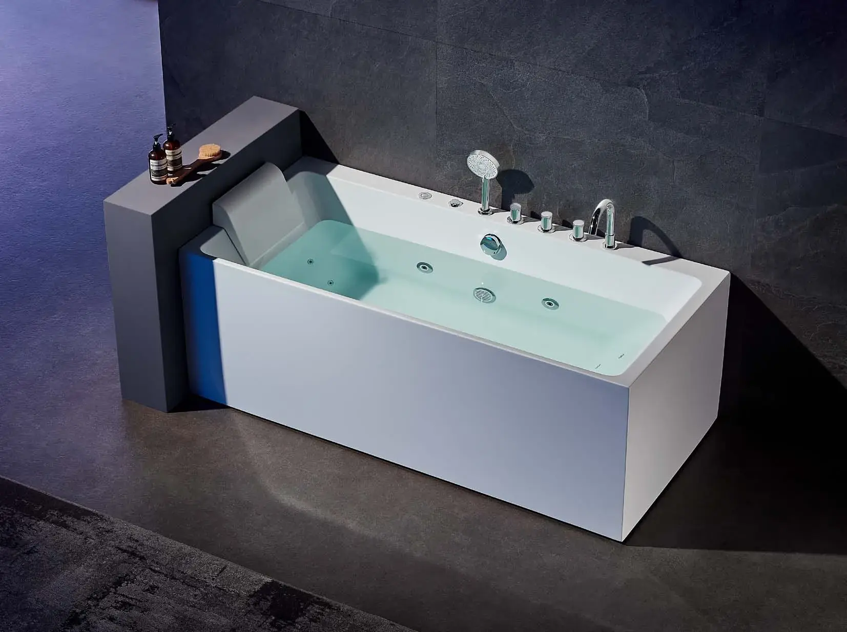 Corner and compact hydrotherapy: Corner hydrotherapy bath